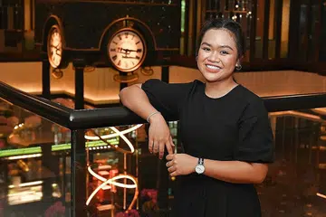 TERIMA ANUGERAH: Cik Qistina Muhamad Ja'afar merupakan antara penerima anugerah guru di Majlis Penyampaian Biasiswa Guru anjuran MOE di Orchard Hotel Singapore semalam. Beliau akan melanjutkan pengajian di peringkat sarjana muda dalam bidang bahasa dan sastera Melayu di NTU-NIE dan akan menjadi guru yang mengajar subjek bahasa Melayu dan Pendidikan Perwatakan dan Kewarganegaraan (CCE) kelak.