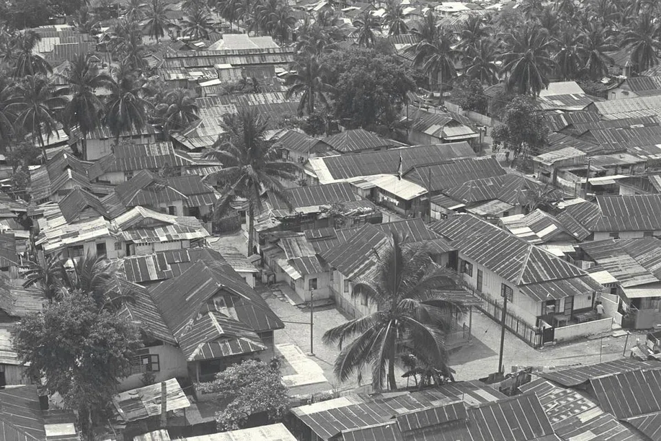 GEYLANG PADA SUATU KETIKA DULU: Beginilah keadaan rumah kampung di Geylang Serai. Galeri Warisan Geylang Serai di Wisma Geylang Serai kini menaikkan satu peta besar baru yang memetakan setiap tapak rumah kampung di Geylang Serai dan menggalakkan penduduk yang pernah tinggal di situ menandakan rumah masing-masing sebagai kenang-kenangan. - Foto ihsan RAHMAT ABDUL KADIR