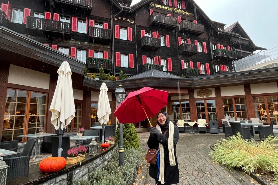 Akhirnya, sampai juga ke Hotel terakhir tempat kami inap, di Romantik Hotel Scheizerhof Grinderwald yang dikelilingi gunung-ganang yang diselubungi salji.