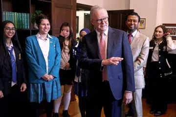 Perdana Menteri Australia, Encik Anthony Albanese (tengah) berbincang dengan para pelajar selepas satu acara di Universiti Sydney pada 15 Julai 2026