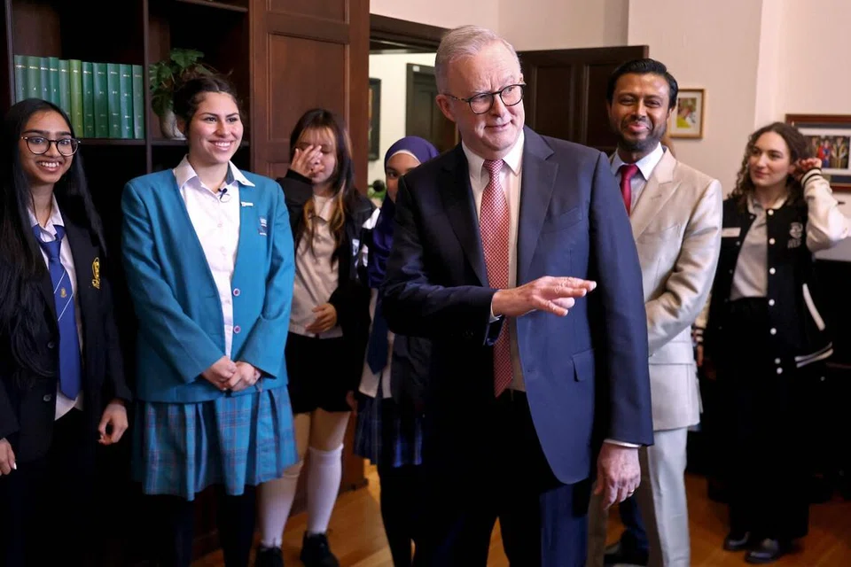 Perdana Menteri Australia, Encik Anthony Albanese (tengah) berbincang dengan para pelajar selepas satu acara di Universiti Sydney pada 15 Julai 2026