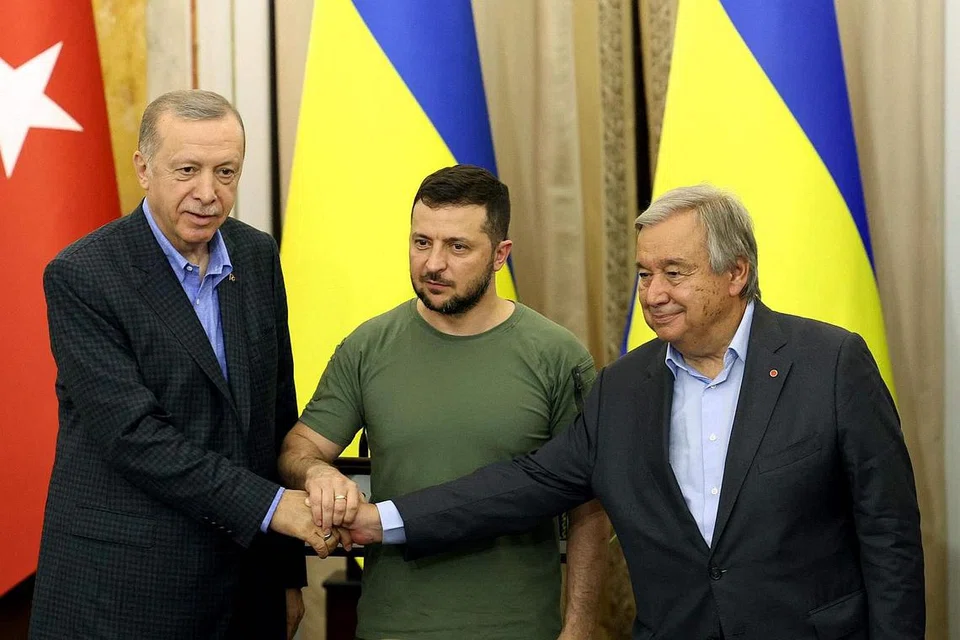 CUBA TAMATKAN PERANG: (Dari kiri) Encik Erdogan, Encik Zelensky dan Encik Guterres bertemu di Lviv, Ukraine, untuk membincangkan cara menamatkan konflik perang di Ukraine selain usaha melindungi stesen janakuasa nuklear terbesar di Eropah, yang telah diserang di barisan depan. - Foto AFP