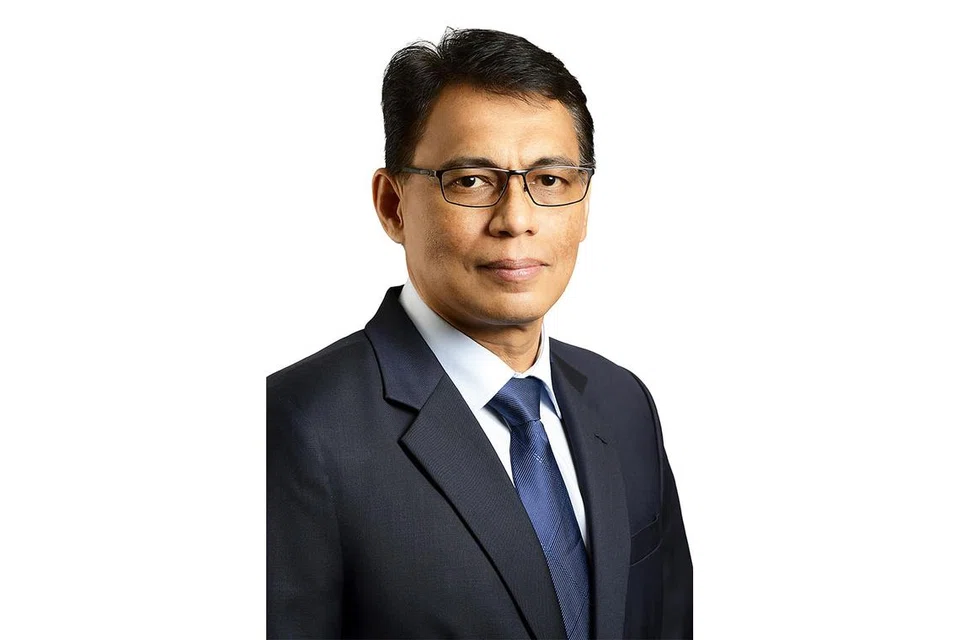 "Sedang kita menuju ke fasa endemik, saya optimis akan penyambungan semula banyak kegiatan masjid secara berperingkat demi mengutuhkan lagi kehidupan keagamaan kita. Alhamdulillah, masjid lebih kecil telah menyambung semula kelas aLIVE secara fizikal untuk kanak-kanak, manakala kelas yang mempunyai lebih ramai murid di masjid besar pula diadakan secara fizikal dan virtual serentak. Seiring dengan itu, langkah pengurusan selamat berdasarkan status vaksinasi (VDS) yang baru diperkenal tentu sekali akan memberi kesan kepada jemaah dan operas masjid. Namun, Muis kekal komited memastikan masyarakat kita dapat meneruskan aktiviti masjid secara beransur-ansur. Sama seperti masyarakat seluruh dunia, kami sedang menjalani satu transformasi dan perkara yang dulu kita lazimi akan digantikan dengan norma-norma baru. Saya amat menghargai kesabaran yang dipamerkan masyarakat dalam kita melalui proses ini. Sama-sama kita berdoa supaya diberi kekuatan sebagai satu ummah yang cekal mengharungi apapun cabaran yang mendatang." - Sedutan catatan Facebook Ketua Eksekutif Majlis Ugama Islam Singapura (Muis), Encik Kadir Maideen.