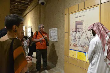 LAWATAN TEMPAT WARISAN BERSEJARAH: Pelancong dari Poland mendengar perkongsian daripada seorang pemandu pelancong ketika melawat muzium Raja Abdulaziz yang terletak di bandar lama Saudi di Riyadh. - Foto-foto AFP