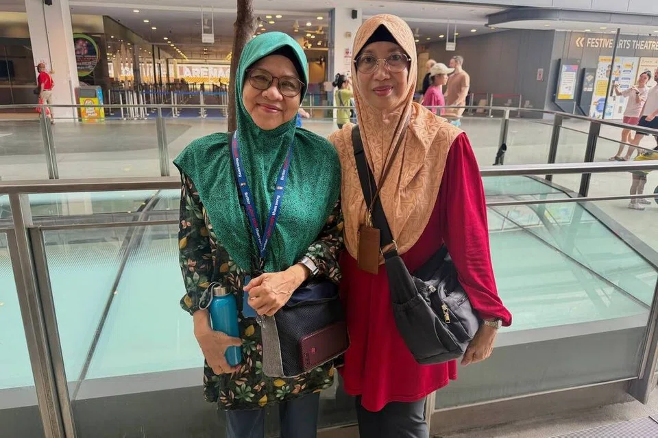 Cik Halizah Haji Haron dan Cik Sukartini Amin setelah senaman berjalan pantas di Our Tampines Hub. Dua sahabat itu biasanya ke Sun Plaza Park namun tukar lokasi akibat jerebu.