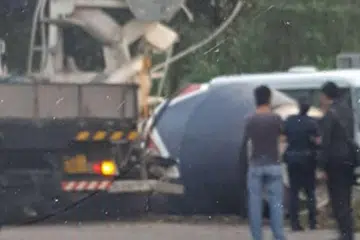 Police officers di tempat sebuah trak pembancuh simen terbalik di SLE pada pagi Isnin (18 Apr). MOSES LIMA/FACEBOOK 