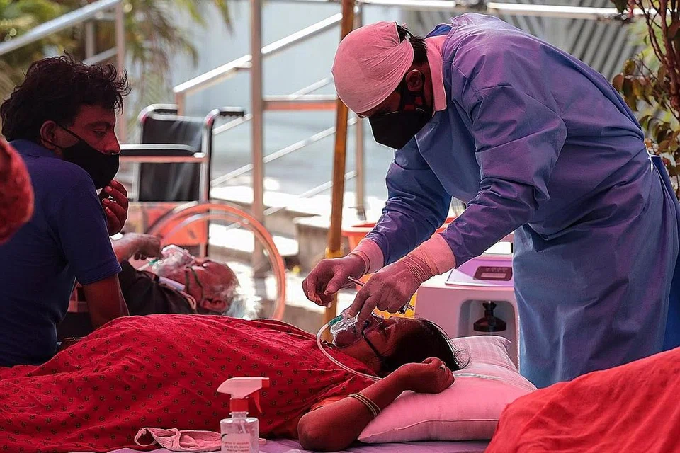 KRISIS WABAK: Pesakit Covid-19 mendapat bekalan oksigen di sebuah kuil Sikh di pinggir Delhi, sedang India mencatatkan lebih 400,000 kes Covid-19 baru sehari. - Foto EPA-EFE