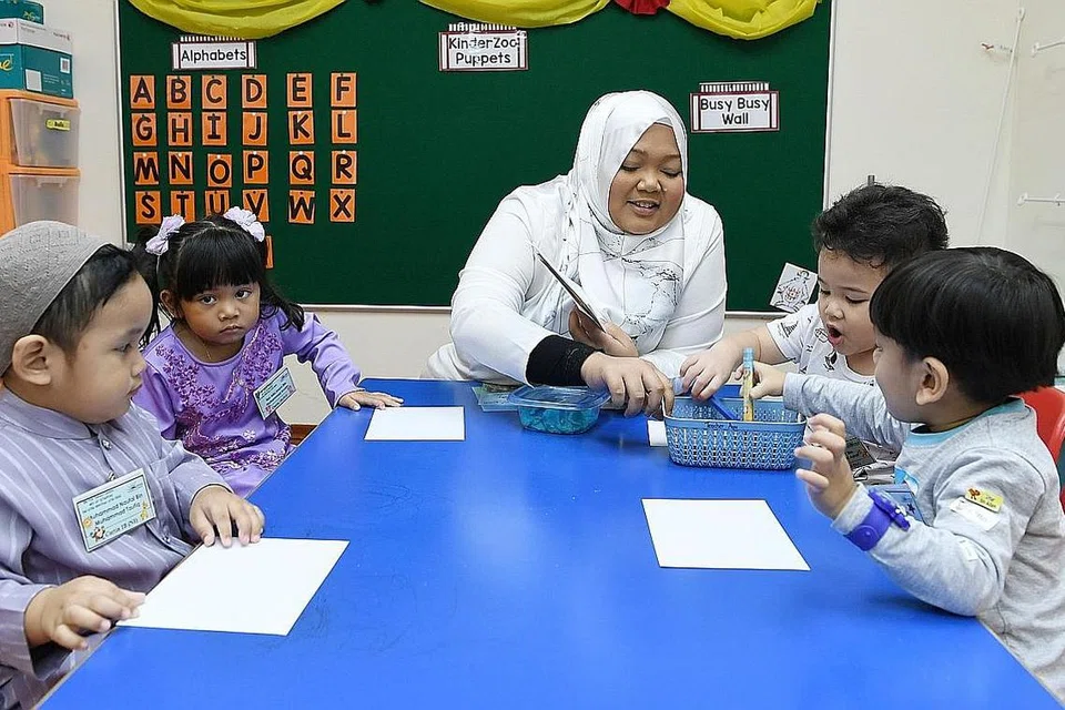 DARIPADA PEMBANTU GURU KEPADA PENGETUA TADIKA: Cik Nurulhuda Hamidi telah berkecimpung dalam bidang pendidikan awal kanak-kanak sejak 15 tahun lalu, bersama para pelajarnya di Pusat Tadika Iman di Yishun. - Foto BM oleh KHALID BABA