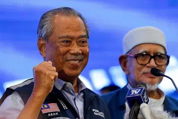 USAHA BENTUK KERAJAAN GABUNGAN: Kededua Tan Sri Muhyiddin Yassin (gambar atas) dan Datuk Seri Anwar Ibrahim yakin mampu mendapatkan sokongan anggota dewan dari parti lain untuk menubuhkan kerajaan selepas tiada parti yang berjaya meraih majoriti mudah dalam pilihan raya umum yang baru berlalu. - Foto-foto AFP, REUTERS