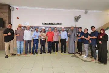 USAHA PELBAGAI PIHAK: Dr Faishal (enam dari kiri) memuji sumbangan pertubuhan Melayu/Islam termasuk masjid dalam bukan hanya usaha pencegahan salah guna dadah, bahkan dalam membantu bekas pesalah dalam perjalanan pemulihan mereka. Bersama beliau dalam foto ialah para relawan program Desistor di sebuah majlis di Masjid Sultan.