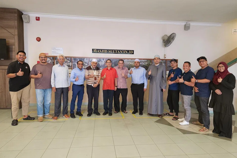 USAHA PELBAGAI PIHAK: Dr Faishal (enam dari kiri) memuji sumbangan pertubuhan Melayu/Islam termasuk masjid dalam bukan hanya usaha pencegahan salah guna dadah, bahkan dalam membantu bekas pesalah dalam perjalanan pemulihan mereka. Bersama beliau dalam foto ialah para relawan program Desistor di sebuah majlis di Masjid Sultan.