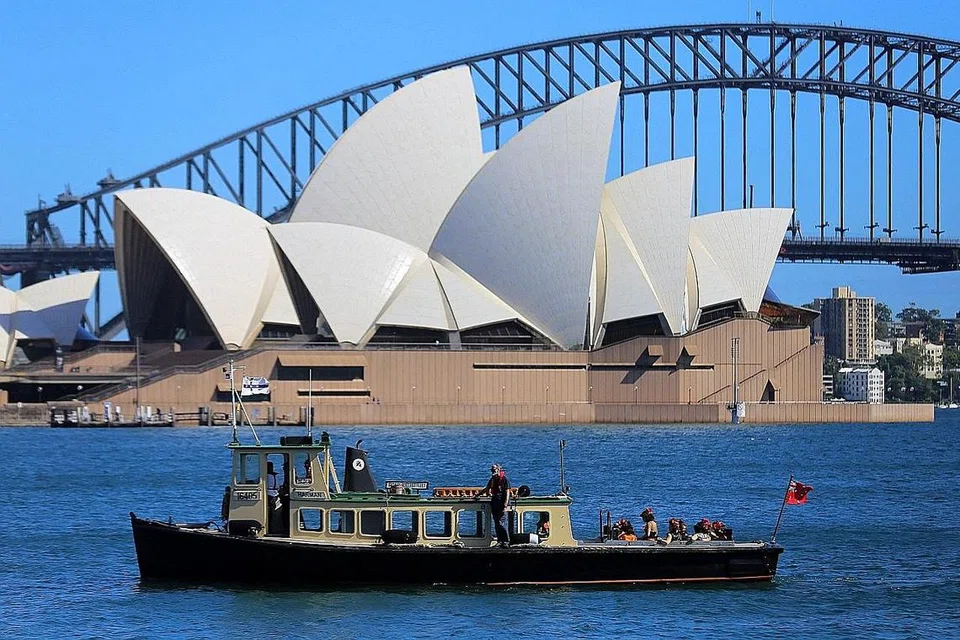 PERBINCANGAN DENGAN AUSTRALIA: Singapura sedang dalam perbincangan dengan Australia untuk saling mengiktiraf sijil vaksin negara masing-masing dan memulakan semula perjalanan, terutama bagi pengunjung pelajar dan perniagaan.