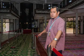 TERUS SEDIA BERKHIDMAT: Bendahari Masjid Darul Makmur, Encik Sulaiman Adjis, bermula sebagai sukarelawan masjid ini sejak 2004. - Foto BH oleh NUR DIYANA TAHA