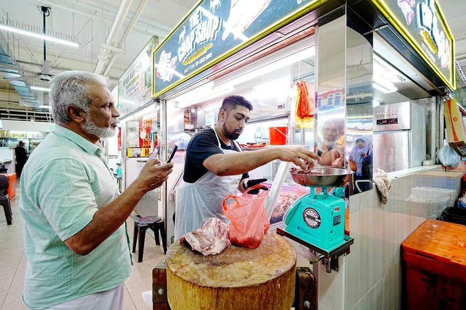 Peniaga The Chop Shop, Encik Muhammad Abdul Malik (kanan), menambah bahawa ia sukar untuk menjangkakan sama ada kenaikan harga oleh pembekal disebabkan oleh peningkatan harga bahan api susulan konflik di Timur Tengah, atau faktor-faktor lain.