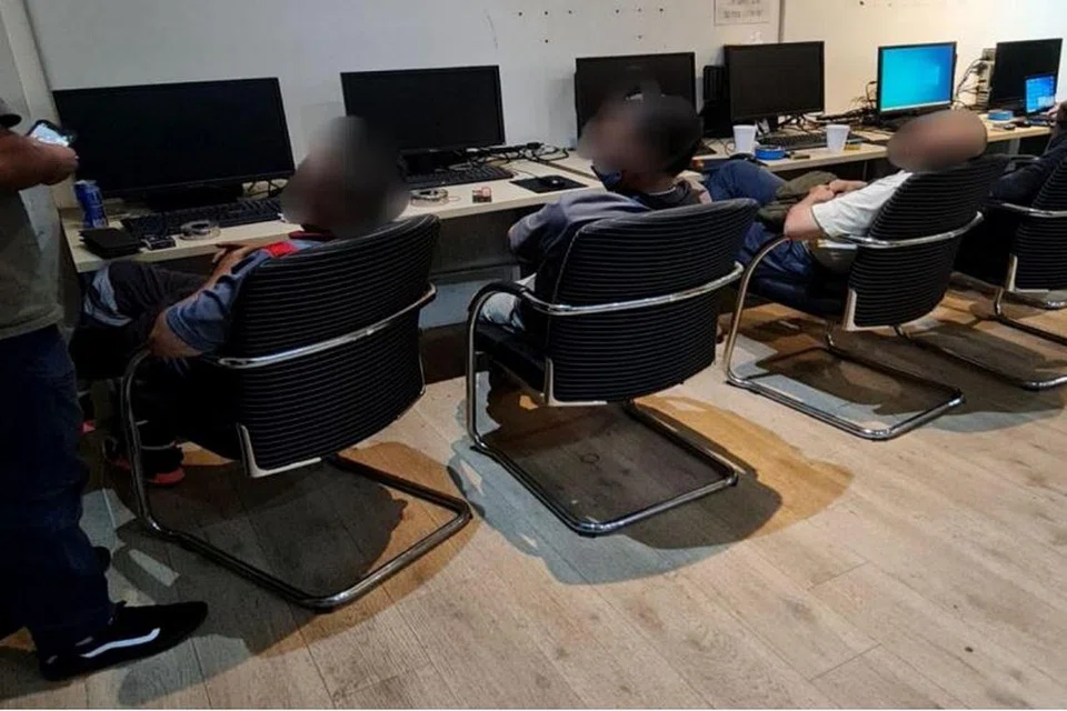 OPERASI KASINO INTERNET: Para pegawai menyerbu sebuah unit perindustrain di 8 Ubi Road 2 dan sebuah unit di Macpherson Road dalam operasi penguatkuasaan melibatkan operasi kasino Internet.