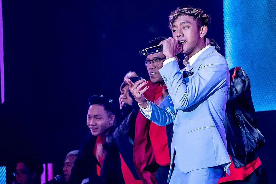 KESIHATAN MERUPAKAN ASET: Ismail Izzani (kanan), yang sering menekankan kelincahan dalam setiap persembahan, menjalani rawatan tradisional bagi menghurai masalah hidung, tekak dan telinganya agar dapat memberikan yang terbaik dalam kerjaya seninya. - Foto BH oleh NUR DIYANA TAHA