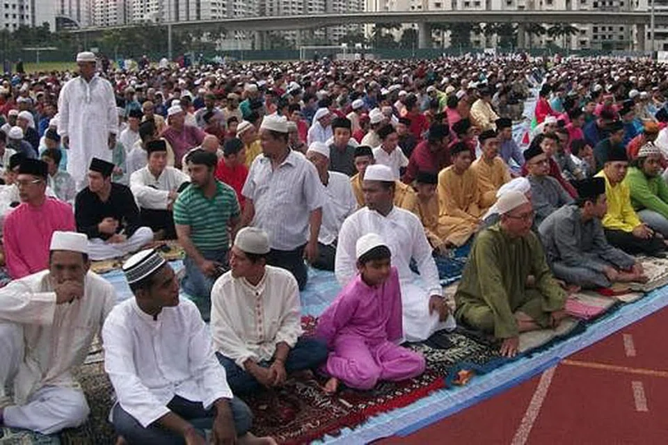 SOLAT HARI RAYA DI PADANG: Apabila Hari Raya jatuh pada hari Jumaat, persoalan selalu timbul sama ada wajib atau tidak mengerjakan solat Jumaat pada hari tersebut. - Foto fail