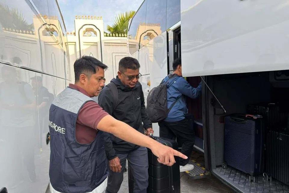 Dua kumpulan rakyat Singapura telah dihantar dari Abu Dhabi dan Dubai ke Muscat, Oman, pada awal pagi 6 Mac.