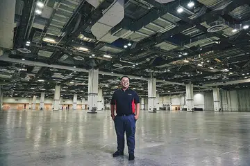 BERKHIDMAT SECARA KEBETULAN: Encik Mohd Faizal, penolong pengurus operasi logistik bagi acara mesyuarat, insentif, konvensyen dan pameran (Mice) di Marina Bay Sands (MBS), telah berkhidmat di resort bersepadu itu selama sedekad dan ditampilkan dalam buku ulang tahun ke-10 MBS, Marina Bay Sands: The Vision, The Evolution, The Future. - Foto oleh DARREN GABRIEL LEOW
