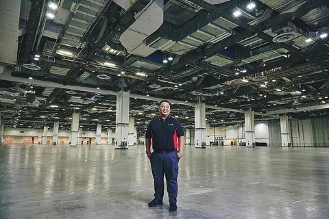 BERKHIDMAT SECARA KEBETULAN: Encik Mohd Faizal, penolong pengurus operasi logistik bagi acara mesyuarat, insentif, konvensyen dan pameran (Mice) di Marina Bay Sands (MBS), telah berkhidmat di resort bersepadu itu selama sedekad dan ditampilkan dalam buku ulang tahun ke-10 MBS, Marina Bay Sands: The Vision, The Evolution, The Future. - Foto oleh DARREN GABRIEL LEOW