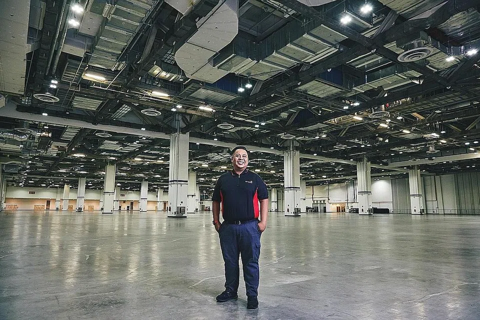 BERKHIDMAT SECARA KEBETULAN: Encik Mohd Faizal, penolong pengurus operasi logistik bagi acara mesyuarat, insentif, konvensyen dan pameran (Mice) di Marina Bay Sands (MBS), telah berkhidmat di resort bersepadu itu selama sedekad dan ditampilkan dalam buku ulang tahun ke-10 MBS, Marina Bay Sands: The Vision, The Evolution, The Future. - Foto oleh DARREN GABRIEL LEOW