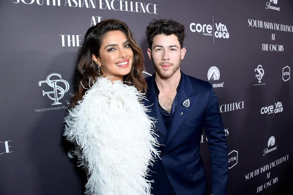 TIDAK LUPAKAN PERISTIWA PAHIT: Priyanka Chopra (kiri) yang bersama suaminya Nick Jonas secara jujur berkongsi kisah mengapa beliau rasa dianaktirikan industri filem Bollywood dan langsung berpindah ke Amerika Syarikat untuk membangun kerjaya seni di Hollywood. - Foto AFP