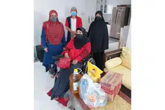 TETAP BERSYUKUR: Cik Mazidah Din (duduk, berkerusi roda) adalah penerima bantuan atau benefisari dari Pergeraq. Berdiri di belakang adalah ahli Jawatankuasa (AJK) persatuan tersebut (dari kanan) Cik Mariam Ajan, Encik Hashim Marsuni dan Cik Rozita Mohamed. Foto ini dirakam pada Ramadan tahun lalu. - Foto PERGERAQ