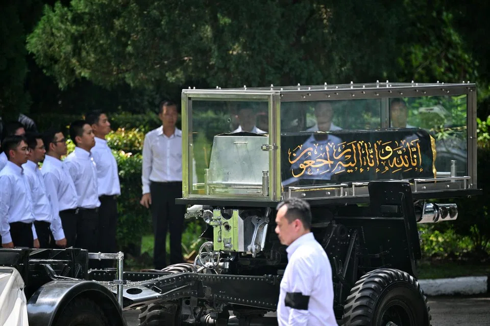 Jenazah Allahyarhamha Puan Noor Aishah Mohammad Salim tiba di Tanah Perkuburan Negara Kranji pada 2.30 petang, sebelum disemadikan dengan penuh istiadat dan penghormatan, bersebelahan pusara suaminya, Allahyarham Presiden Yusof Ishak.