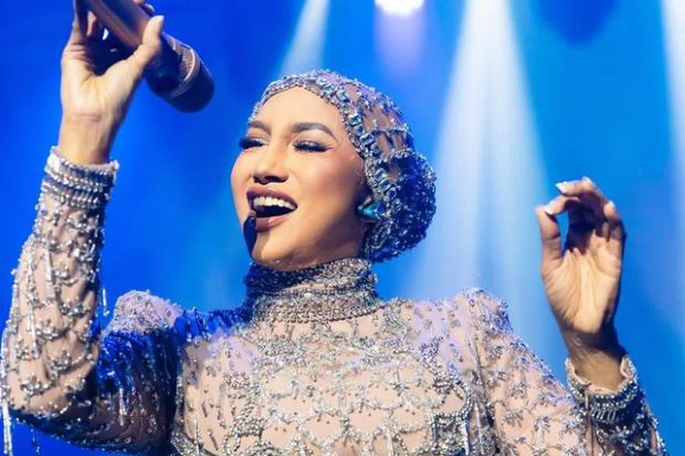 Ziana Zain terkenal dengan lagu-lagu bernada tinggi sebenarnya mempunyai banyak lagu hit sepanjang 33 tahun dalam industri seni. Antara lagu popular beliau ialah, ‘Madah Berhelah’, ‘Puncak Kasih’ dan ‘Anggapan Mu’. 