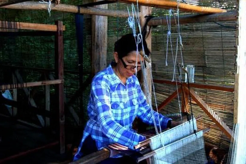 BELAJAR MENENUN: Cik Zuraidah, isteri penulis, sempat belajar menenun kain di Ock Pop Tok, tidak jauh dari Luang Prabang. - Foto-foto MOKSIM SALEH