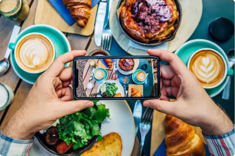 Memetik gambar makanan sebelum menikmatinya turut dianggap tidak lagi ‘cool’ oleh Generasi Z.
