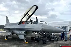 PENGALAMAN UNIK: Pengunjung di Rumah Terbuka RSAF berpeluang memasuki kokpit pesawat terpilih untuk mengalami bagaimana rasanya menjadi seorang juruterbang.