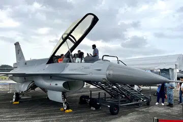 PENGALAMAN UNIK: Pengunjung di Rumah Terbuka RSAF berpeluang memasuki kokpit pesawat terpilih untuk mengalami bagaimana rasanya menjadi seorang juruterbang.