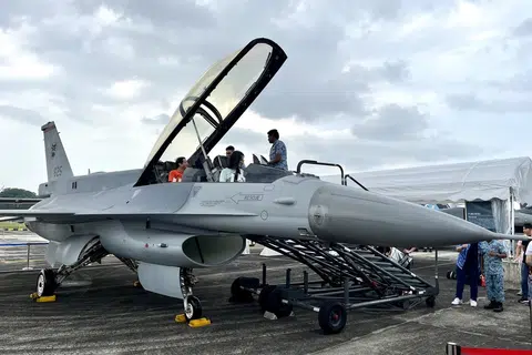 PENGALAMAN UNIK: Pengunjung di Rumah Terbuka RSAF berpeluang memasuki kokpit pesawat terpilih untuk mengalami bagaimana rasanya menjadi seorang juruterbang.