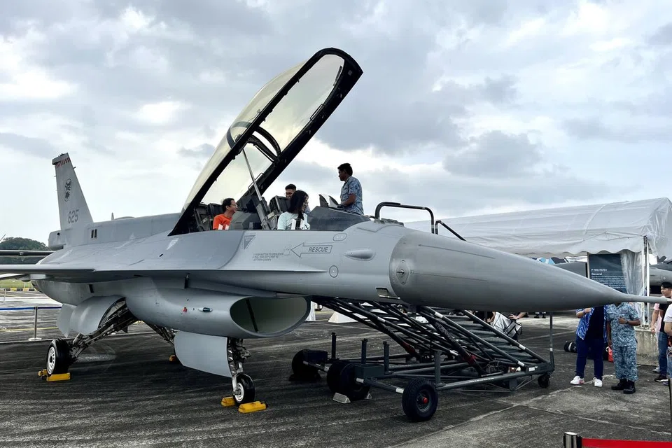 PENGALAMAN UNIK: Pengunjung di Rumah Terbuka RSAF berpeluang memasuki kokpit pesawat terpilih untuk mengalami bagaimana rasanya menjadi seorang juruterbang.
