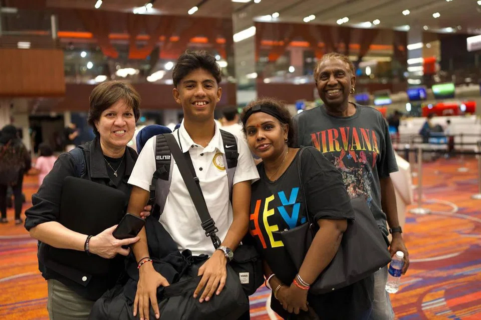 S.C. Denilson bersama (dari kiri) ibu saudaranya Marina van Huizen, ibu saudara Kumutha Muniandy dan bapa saudara Muniandy Maha Vishnu di Lapangan Terbang Changi pada 14 November sebelum penerbangan pasukan remaja Geylang International ke Jepun. 