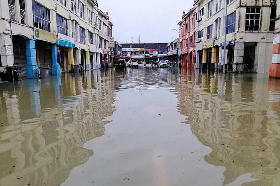 NIAGA TERJEJAS TERUK: Banjir yang melanda bandar Kota Tinggi pada 1 dan 2 Januari lalu menyebabkan premis perniagaan ditutup. - Foto ihsan MOHD KHAFIZ BACHOK