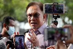 BERPALING PADA MAHKAMAH: Datuk Anwar Ibrahim telah memohon perisytiharan mahkamah bahawa nasihat Perdana Menteri Tan Sri Muhyiddin Yassin kepada Agong Al-Sultan Abdullah supaya menggantung Parlimen dalam tempoh darurat bercanggah dengan undang-undang dan tidak mengikut Perlembagaan Persekutuan. - Foto fail REUTERS
