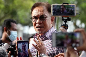 BERPALING PADA MAHKAMAH: Datuk Anwar Ibrahim telah memohon perisytiharan mahkamah bahawa nasihat Perdana Menteri Tan Sri Muhyiddin Yassin kepada Agong Al-Sultan Abdullah supaya menggantung Parlimen dalam tempoh darurat bercanggah dengan undang-undang dan tidak mengikut Perlembagaan Persekutuan. - Foto fail REUTERS