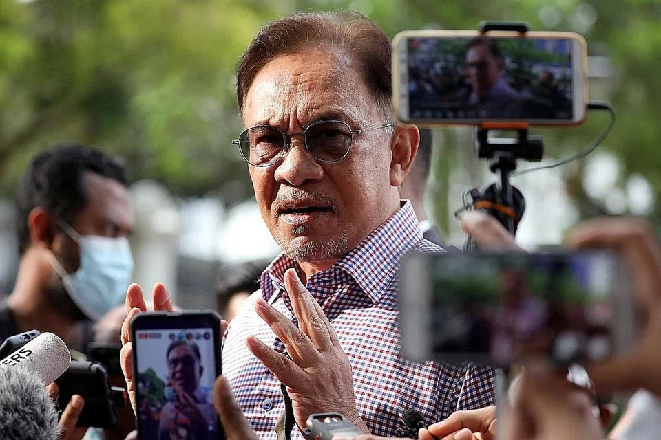 BERPALING PADA MAHKAMAH: Datuk Anwar Ibrahim telah memohon perisytiharan mahkamah bahawa nasihat Perdana Menteri Tan Sri Muhyiddin Yassin kepada Agong Al-Sultan Abdullah supaya menggantung Parlimen dalam tempoh darurat bercanggah dengan undang-undang dan tidak mengikut Perlembagaan Persekutuan. - Foto fail REUTERS