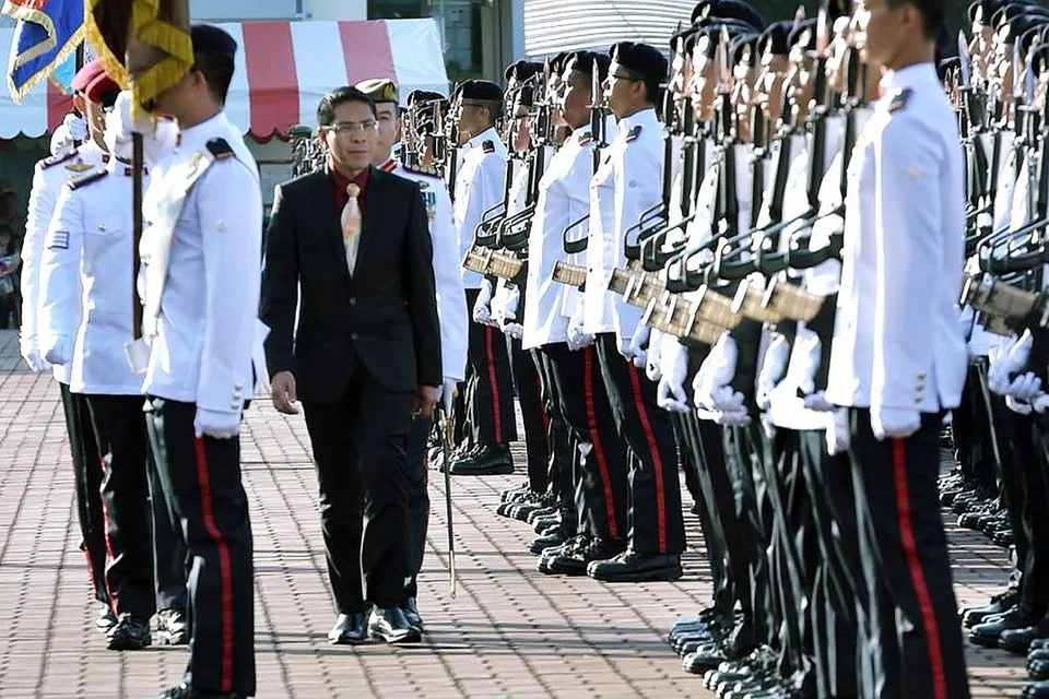 PERIKSA PERBARISAN: Menteri Negara Kanan (Pertahanan), Dr Mohd Maliki Osman (berkot hitam), yang juga tetamu terhormat dalam acara Perbarisan Pentauliahan Kadet Spesialis ke-26, memeriksa perbarisan pasukan kadet itu. 
