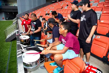 PENYOKONG BERSATU: Gabungan dua kelab penyokong terbesar diharap dapat mengembangkan jumlah penyokong terhadap skuad nasional di Piala AFF Suzuki kelak. - Foto BH oleh ZALEHA ABDUL KADER