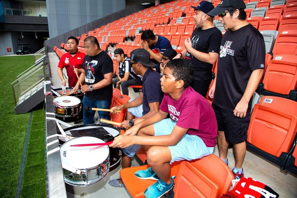 PENYOKONG BERSATU: Gabungan dua kelab penyokong terbesar diharap dapat mengembangkan jumlah penyokong terhadap skuad nasional di Piala AFF Suzuki kelak. - Foto BH oleh ZALEHA ABDUL KADER