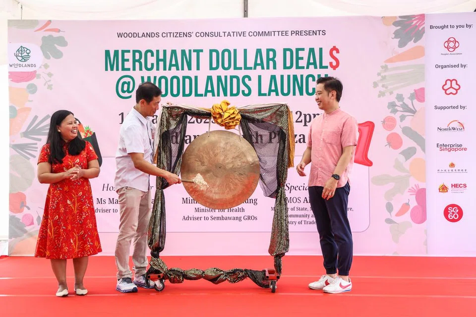 (dari kiri) Anggota Parlimen GRC Sembawang, Cik Mariam Jaafar, Menteri Kesihatan, Encik Ong Ye Kung dan Menteri Negara Perdagangan dan Perusahaan merangkap Kebudayaan, Masyarakat dan Belia, Encik Alvin Tan melancarkan inisiatif Merchant Dollar Deal$@Woodlands di Woodlands North Plaza pada 16 Mac.