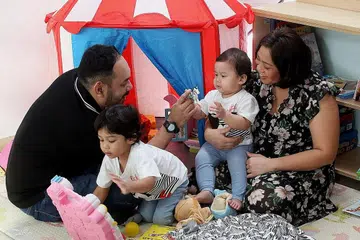 PERTINGKAT KHIDMAT IBU DAN ANAK: Selain menyediakan lebih banyak pusat perkhidmatan ibu dan anak, pemerintah juga akan merintis program sokongan keluarga baru, Family Nexus, yang menyepadukan bukan sahaja perkhidmatan kesihatan, bahkan perkhidmatan sosial, di satu tempat. - Foto fail