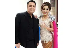 BERI ULASAN MEMBINA: Mayuni Omar (kiri) dan Rosalina Musa akan mengendalikan bengkel percuma yang bertujuan menyebar ilmu tentang teknik nyanyian yang diperlukan dalam irama dangdut. - Foto ihsan ROSALINA MUSA 