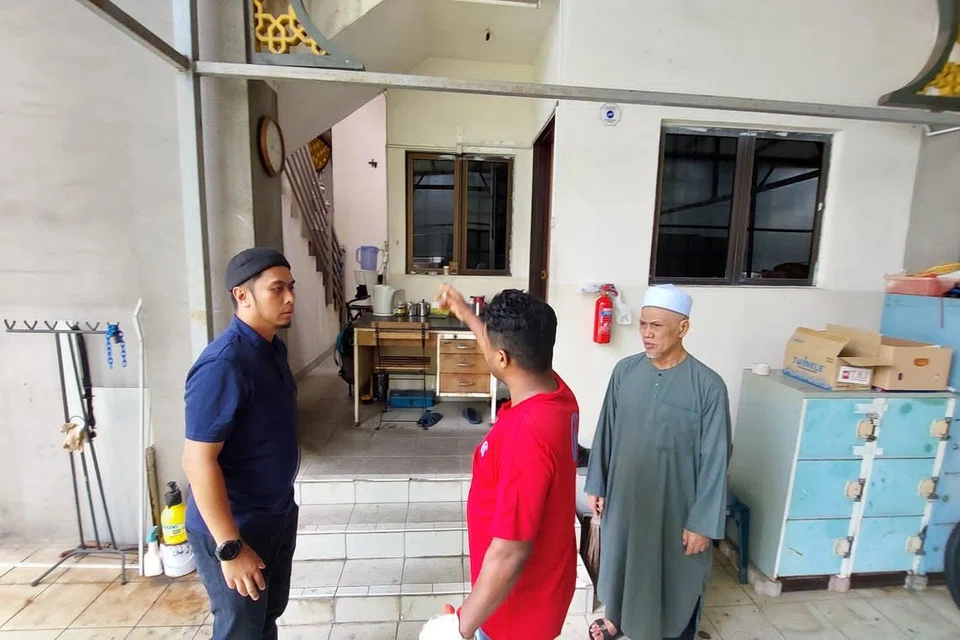 NAIK TARAF: Ketua Operasi Masjid Hasanah, Ustaz Shawafi Osman (kiri), dan Noja Masjid Hasanah, Encik Kamsani (kanan, berkopiah) sedang berbincang bersama kontraktor terlibat (tengah) mengenai bahagian naik taraf yang akan dimulakan.