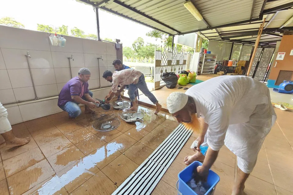 Sukarelawan masjid, yang juga merupakan pekerja migran turut hadir untuk membantu membersihkan masjid pada 25 Februari. 