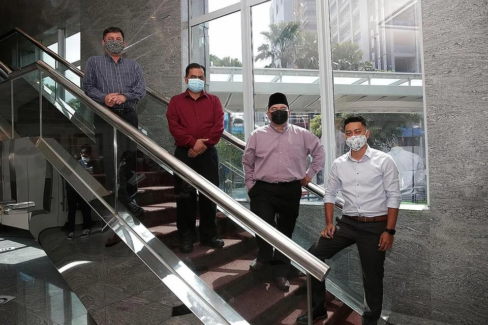 SEDIA BERKHIDMAT: (Dari kiri) Encik Salim Mohamed Nasir, Dr Muhammad Mubarak Habib Mohamed, Ustaz Muhammad Shafaat Mohd Syonan dan Encik Hoirull Amri Tahiran, merupakan antara relawan RRG yang hadir berkongsi pengalaman mereka sewaktu sidang media semalam. - Foto BH oleh GIN TAY