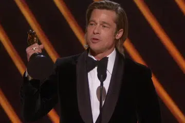 Brat Pitt seronok mengedar risalah iklan dengan menggunakan maskot ayam.